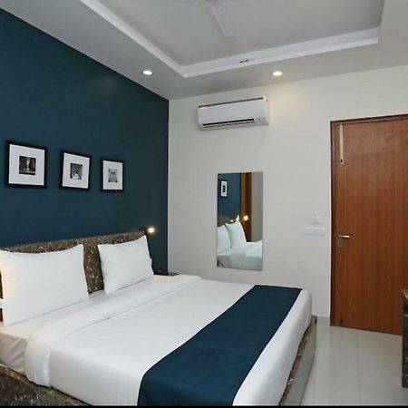 Hotel Galaxy Inn Гургаон Экстерьер фото