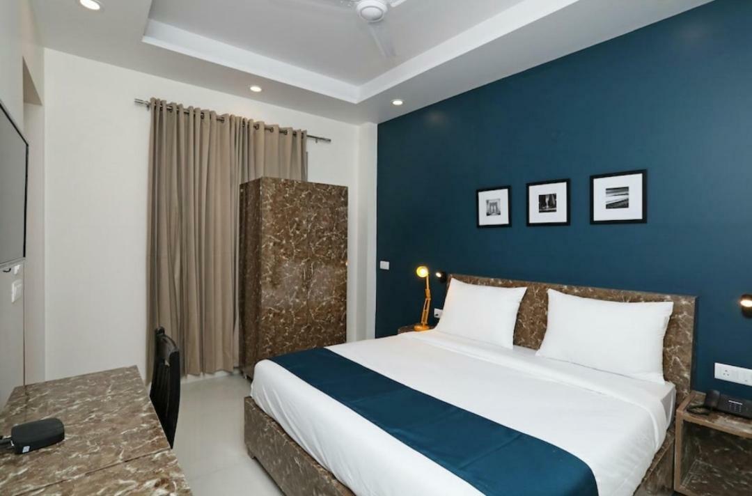 Hotel Galaxy Inn Гургаон Экстерьер фото