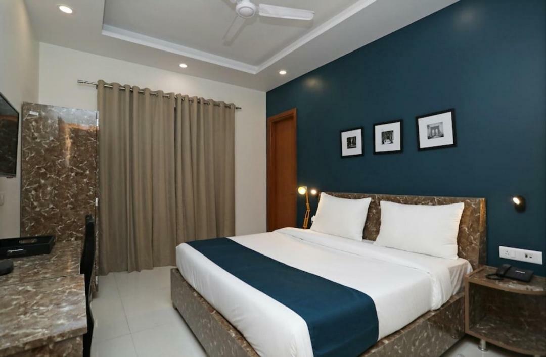 Hotel Galaxy Inn Гургаон Экстерьер фото